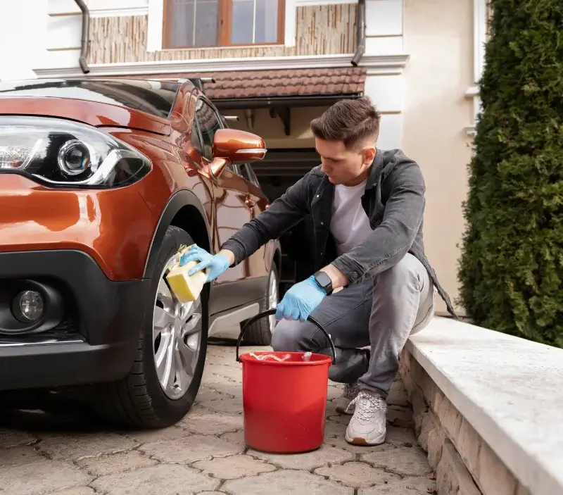 Lavage auto à domicile La Sauzière-Saint-Jean : professionnel intervenant sur un véhicule